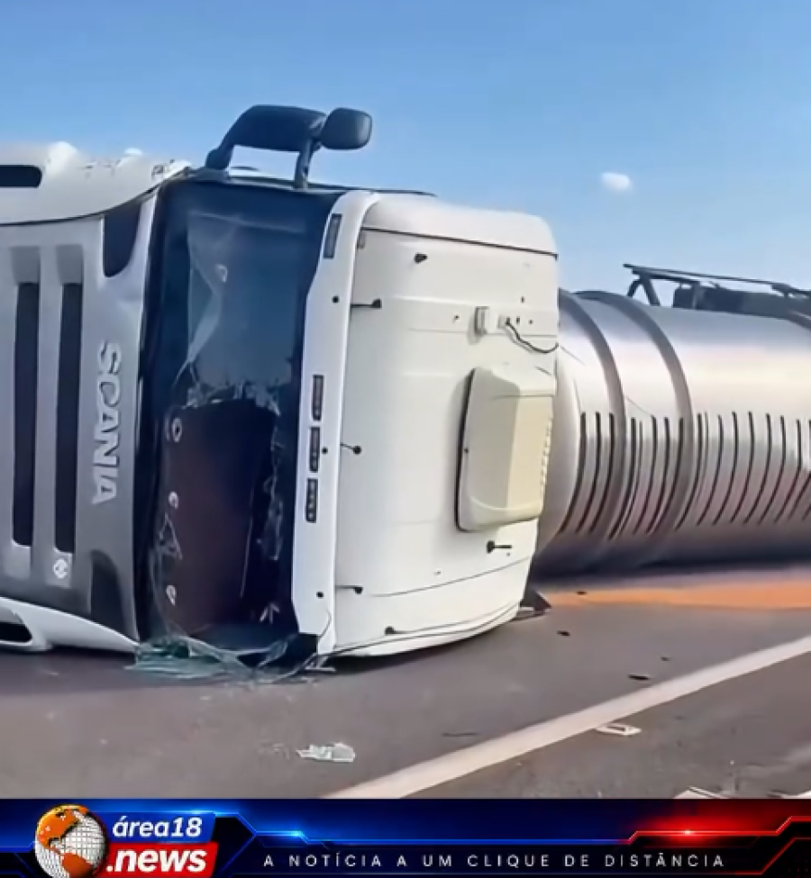 CAMINHÃO-TANQUE TOMBA NA SP-300 EM TRECHO QUE JÁ REGISTROU OUTROS ACIDENTES EM GUARARAPES