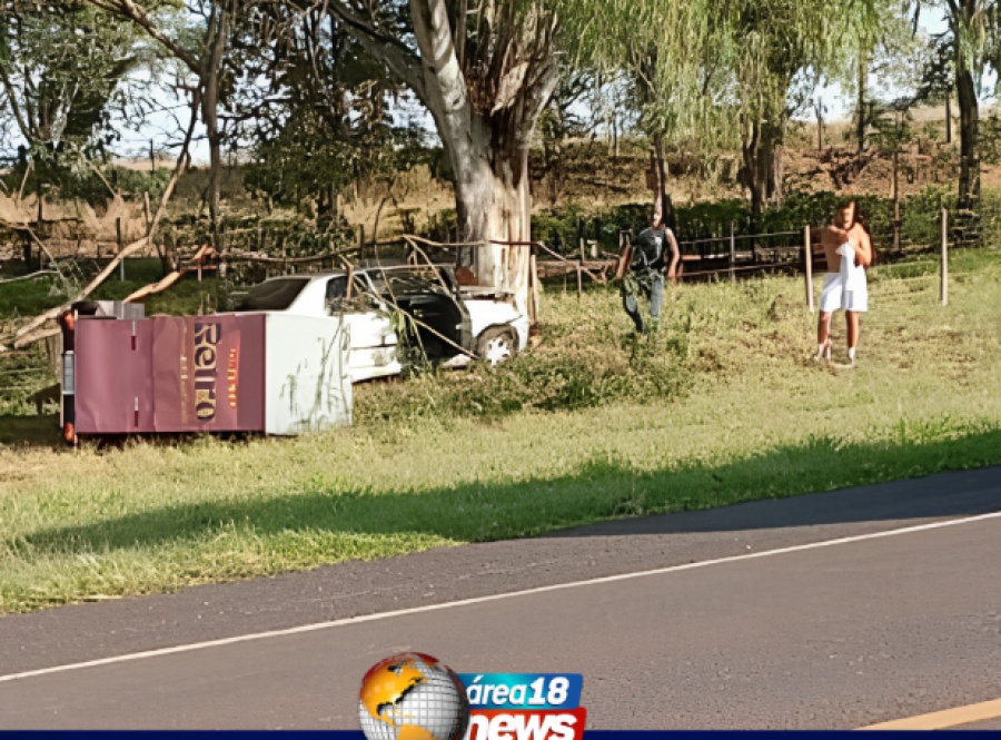 ACIDENTE FATAL EM GUARAÇAÍ: MOTORISTA MORRE APÓS BATER EM ÁRVORE; CARRETINHA “SORVETE RETRÔ” ERA PUXADA PELO VEÍCULO