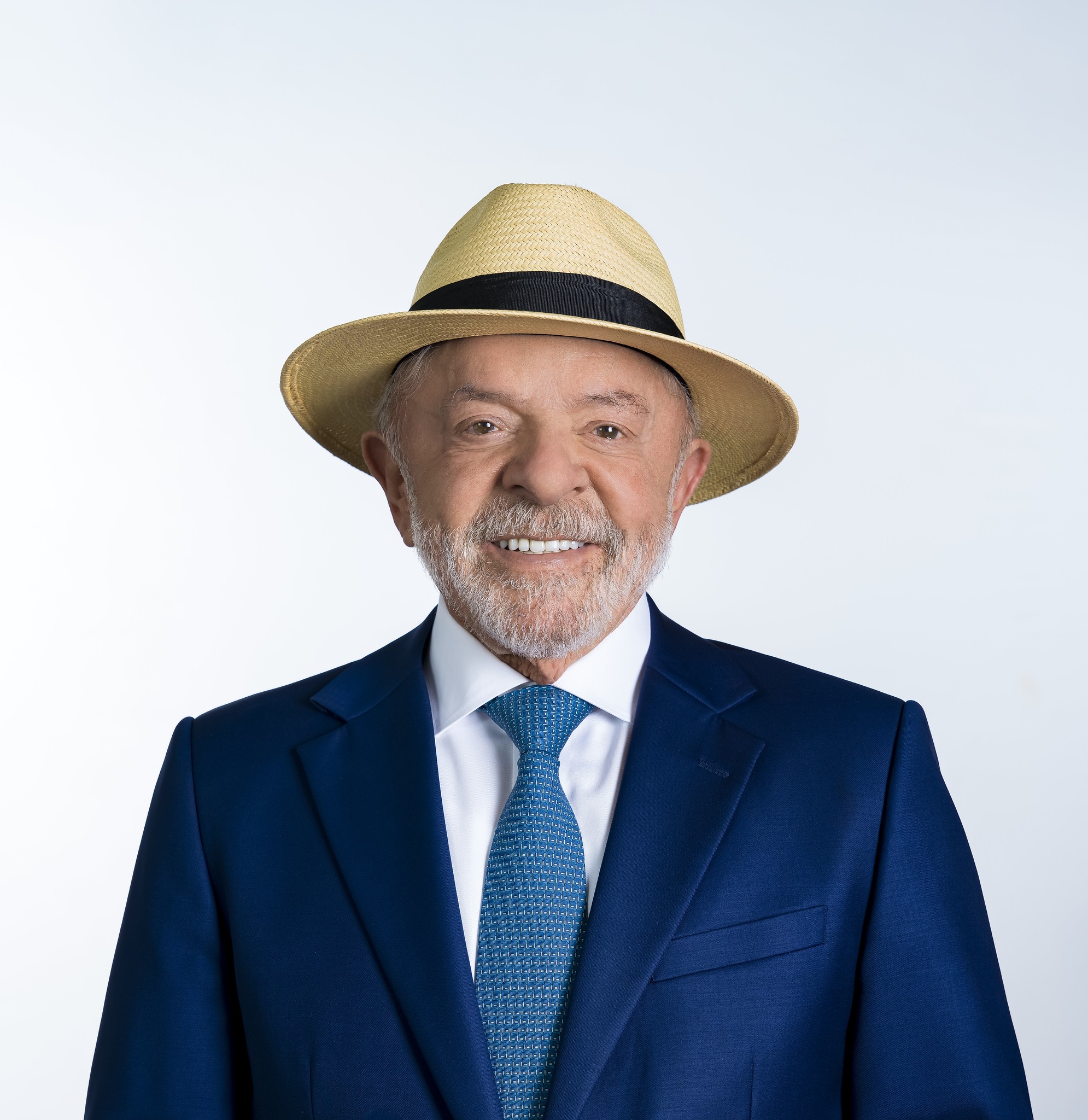 Ministério Público Eleitoral não vê irregularidade na foto de Lula com chapéu na urna