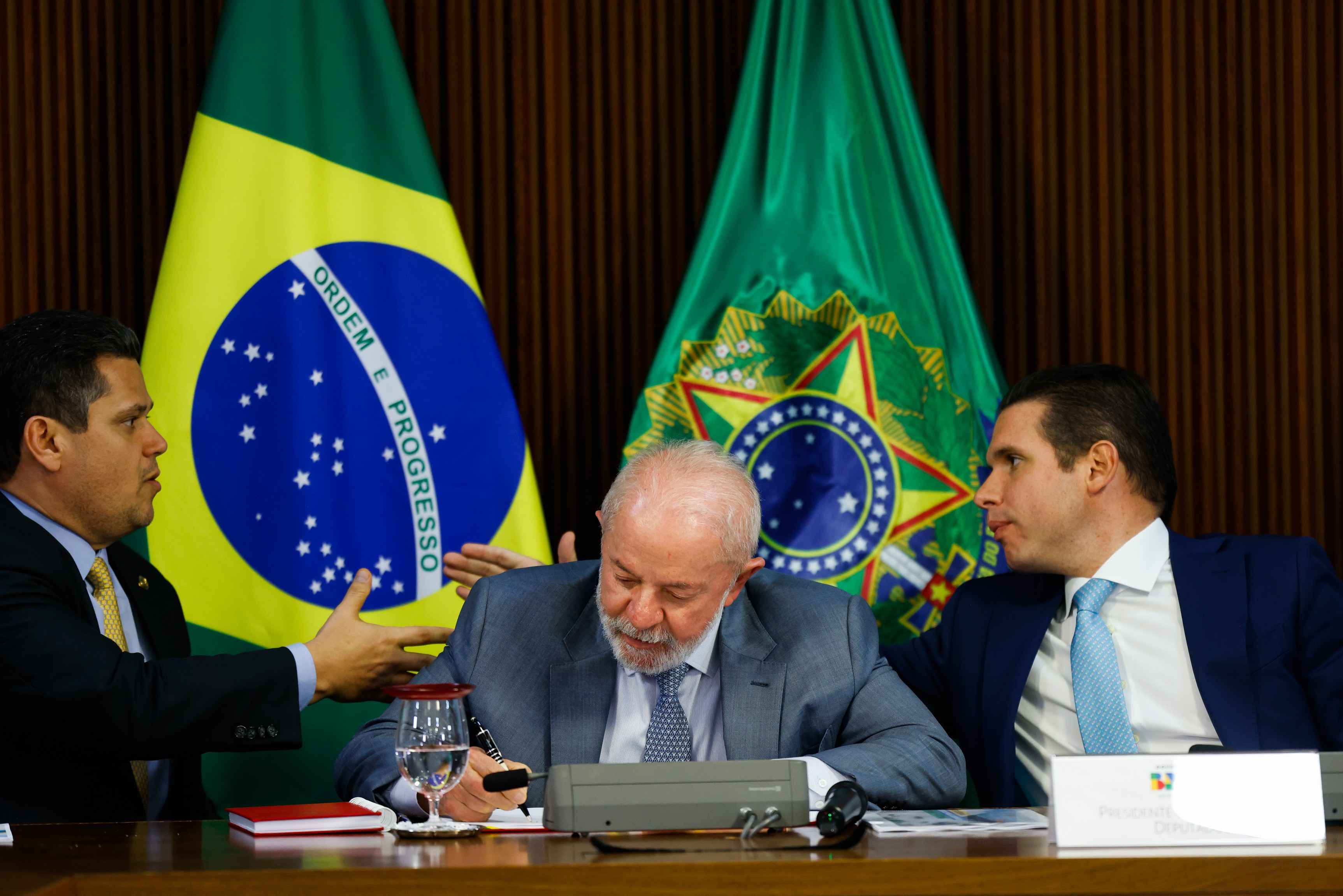 Antes de reunião com Motta e Alcolumbre, Lula diz que Brasil 'está pronto' para fim da escala 6x1