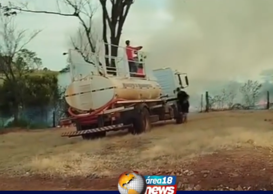 INCÊNDIO ATINGE PASTO AO LADO DA BARRAGEM SANTA HELENA, EM MIRANDÓPOLIS
